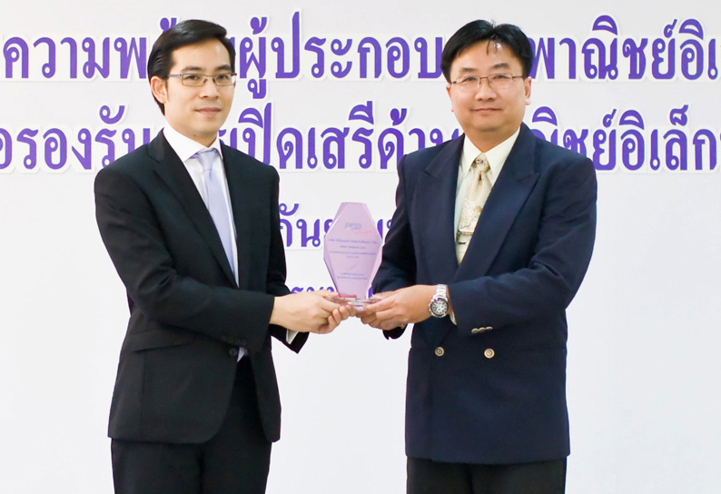 นาย บุญขาย ทวีเติมสกุล กรรมการผู้จัดการ บริษัท นีโอไลเนอร์ส อินเตอร์เนชั่แนล จำักัด เข้ารับมอบโล่รางวัล จาก ท่าน ศิริวัฒน์ ขจรประศาสน์ รัฐมนตรีช่วยว่าการกระทรวงพาณิชย์ ที่กรมพัฒนาธุรกิจการค้า กระทรวงพาณิชย์ ประจำปี พ.ศ. 2555 (ค.ศ. 2012)